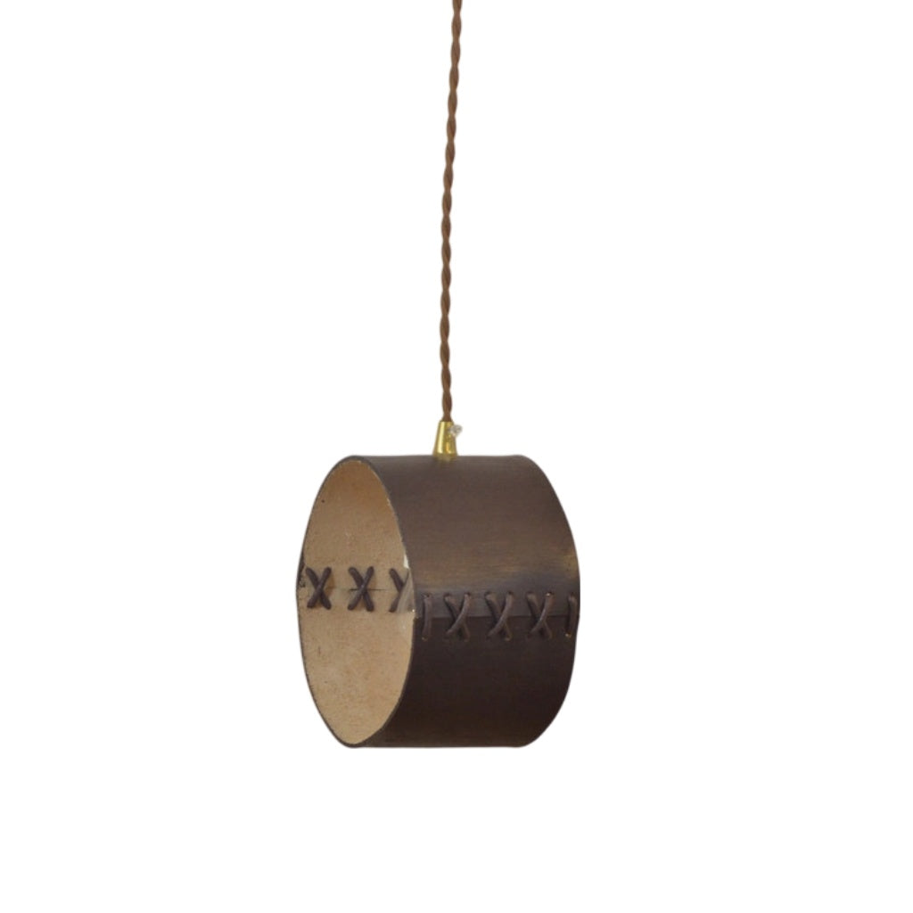 Suspension cylindrique en cuir lacé à la main pour chambres, couloirs et espaces de bar | Esilora