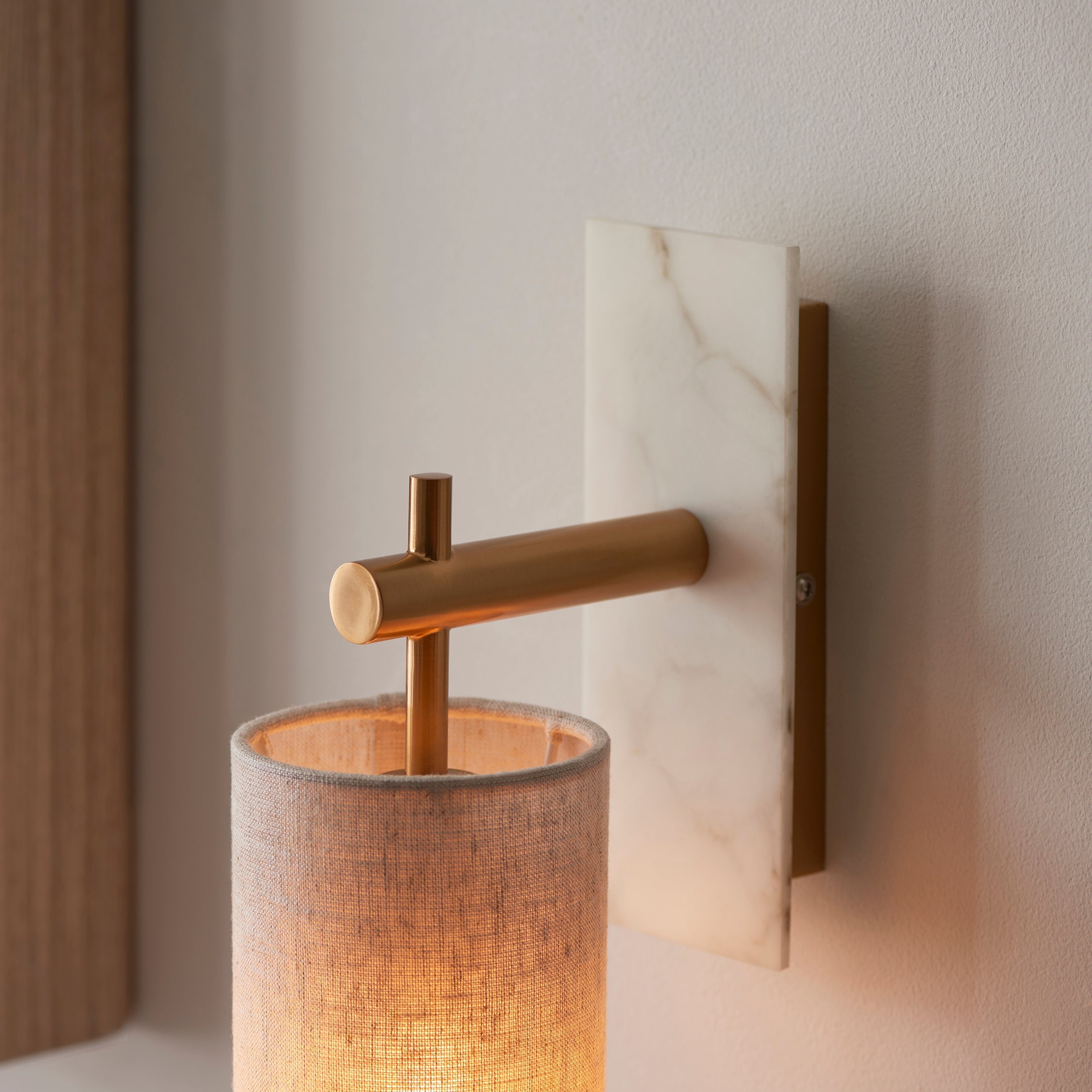 Mavora Leinen-Schirm Wandlampe mit Steinrückplatte – Elegante Schlafzimmer-Wandlampe | Esilora