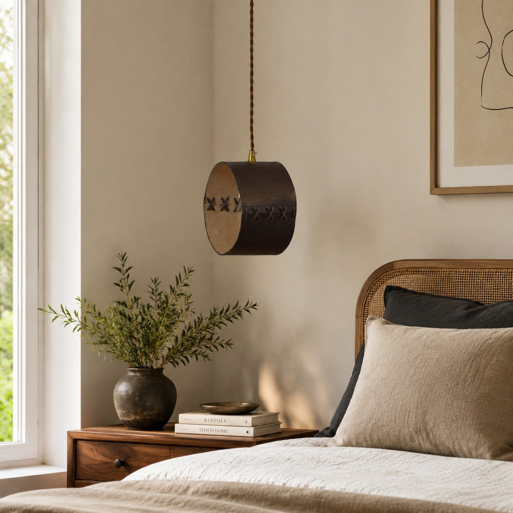 Suspension cylindrique en cuir lacé à la main pour chambres, couloirs et espaces de bar | Esilora