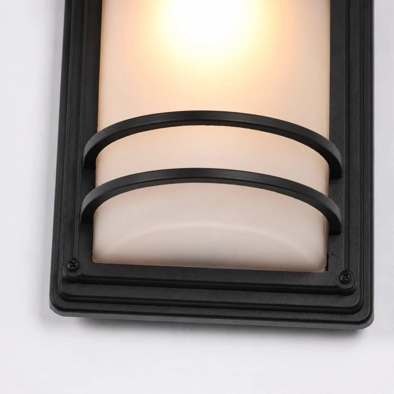 Moderne schwarze Außenwandleuchte mit weißem Glasschirm | Esilora