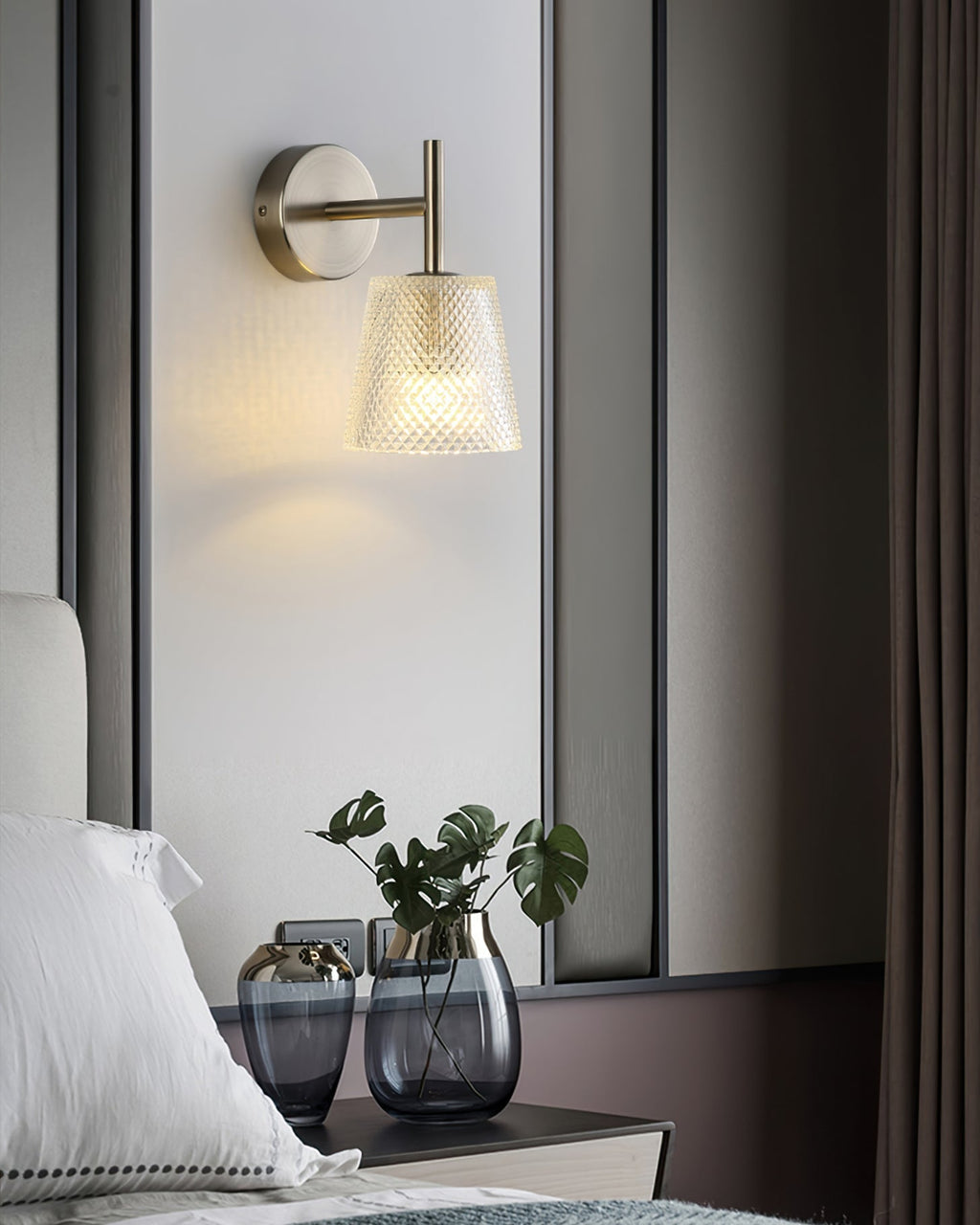 Bravira Modern Glass Wall Lamp – Minimalist Wall Sconce for Bedroom, Hallway & Vanity | Esilora