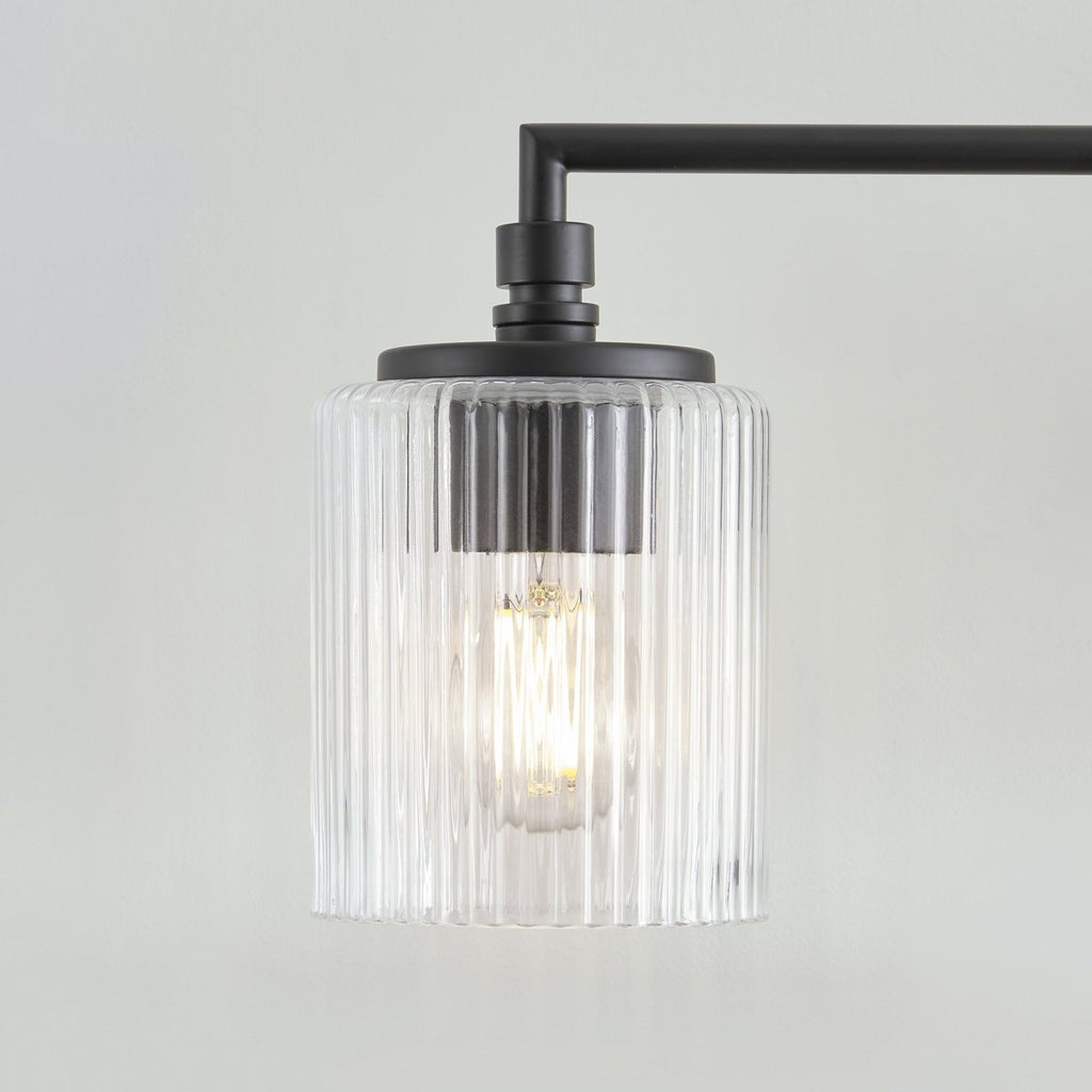 Luminaire de salle de bains Lirra à trois abat-jour en verre, design élégant en métal – Éclairage de coiffeuse | Esilora