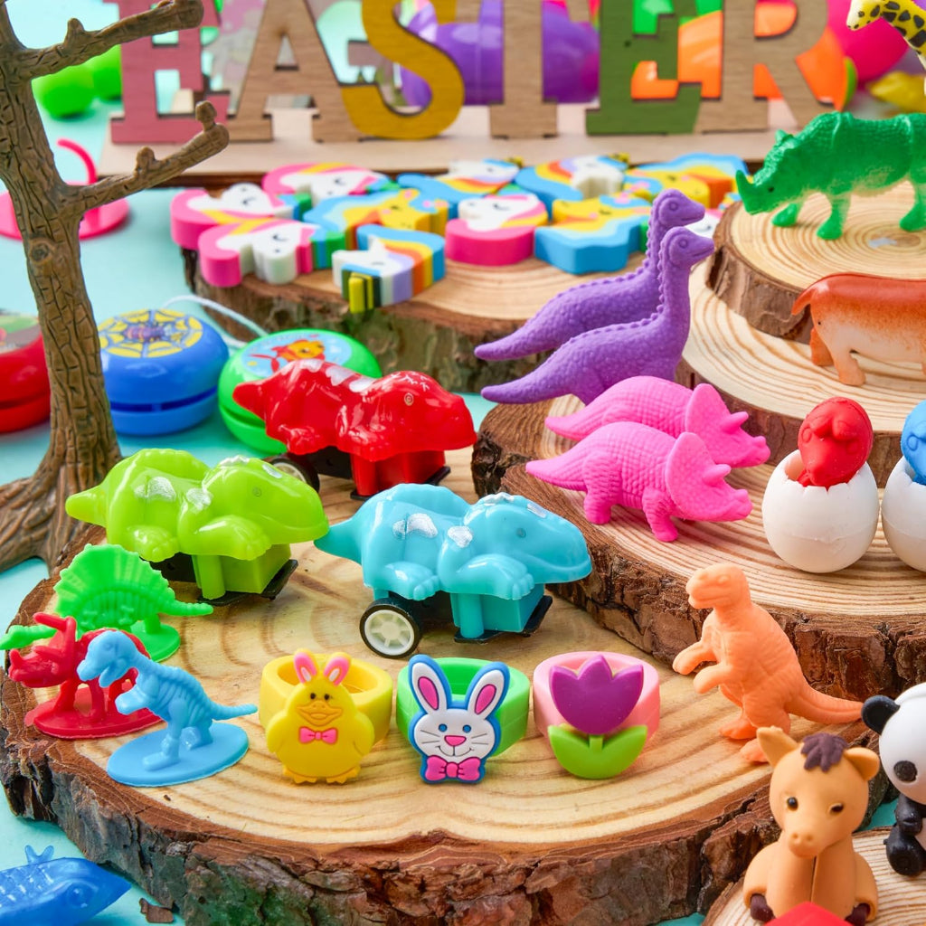 Set de huevos de Pascua rellenos — cáscaras coloridas con diversos minijuguetes