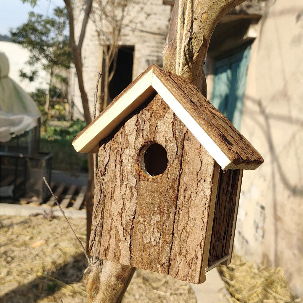 Rustikt fågelhus i trä — naturliga barkkanter, ventilationsöppningar