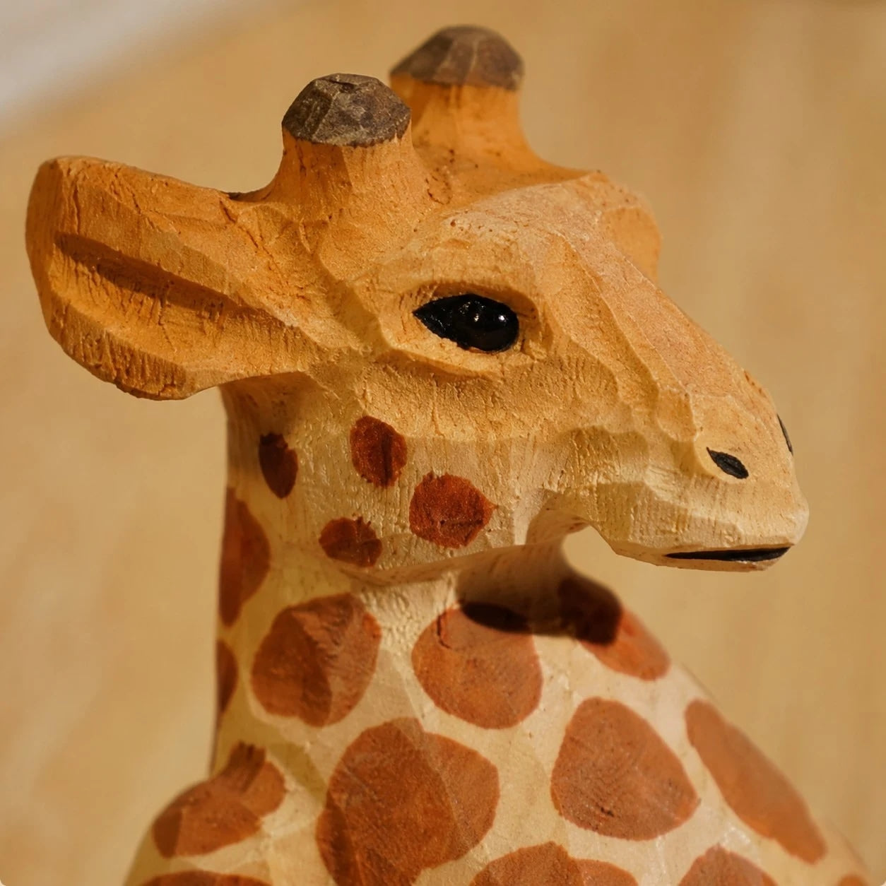 Support de téléphone en bois sculpté à la main représentant un animal | Esilora