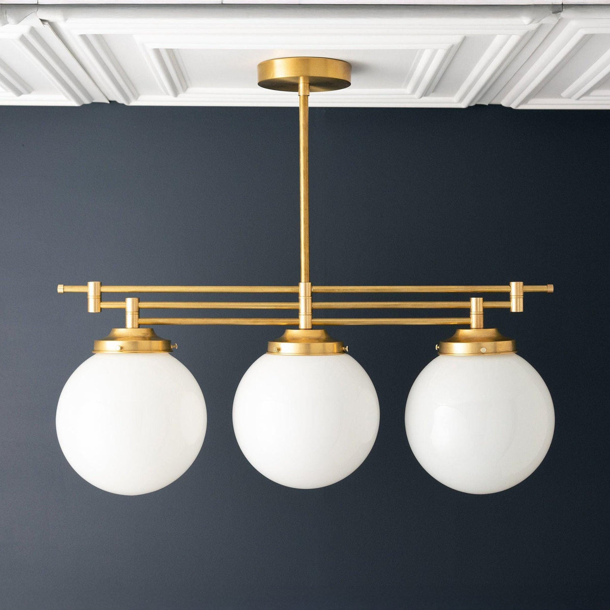 Lineární závěsné svítidlo Glorica Glass s elegantní řadou koulí - moderní stropní svítidlo ve stylu art deco do jídelny a kuchyně | Esilora