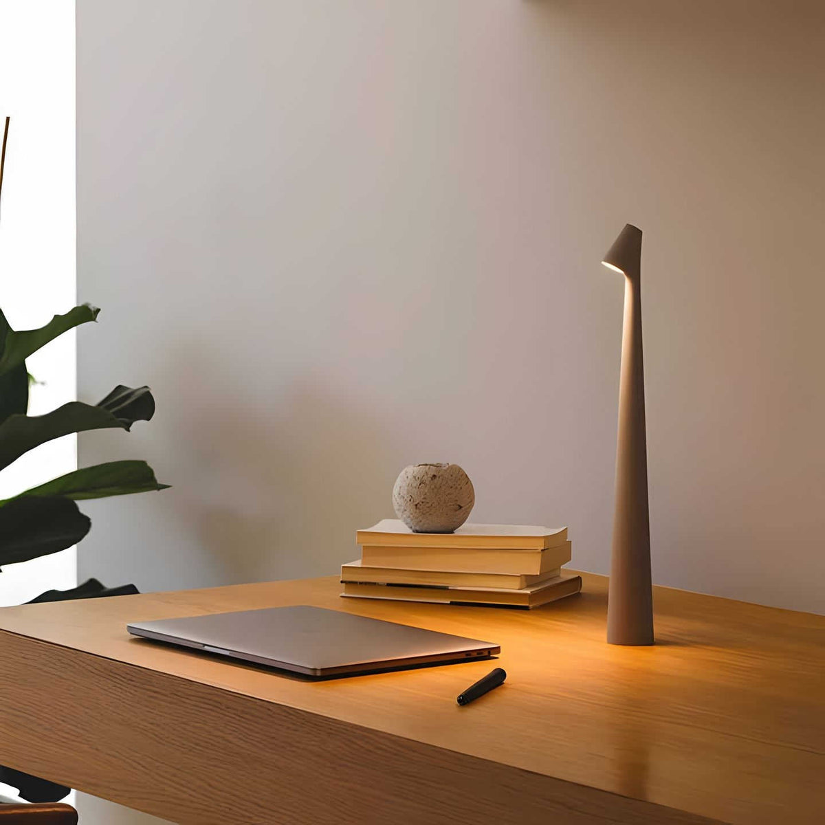 Lampada da tavolo moderna a LED senza fili alimentata a batteria