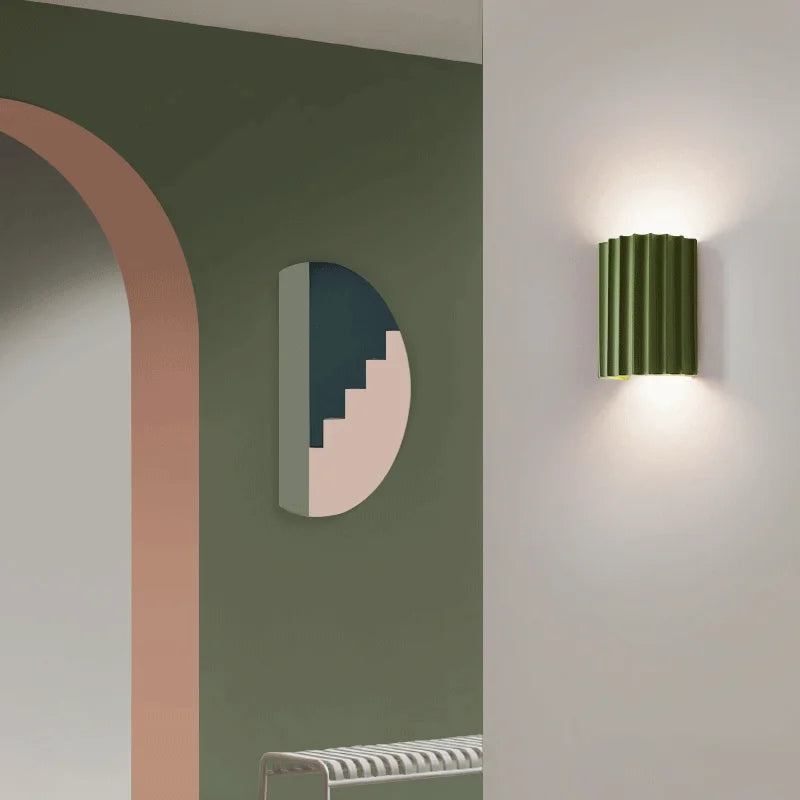 Moderní nástěnná LED lampa se vzhledem dřeva — kompaktní design