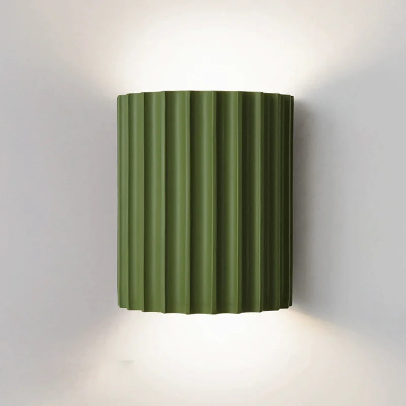 Moderní nástěnná LED lampa se vzhledem dřeva — kompaktní design