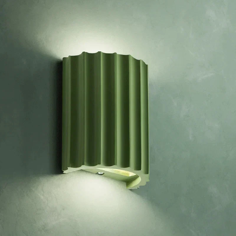 Moderní nástěnná LED lampa se vzhledem dřeva — kompaktní design