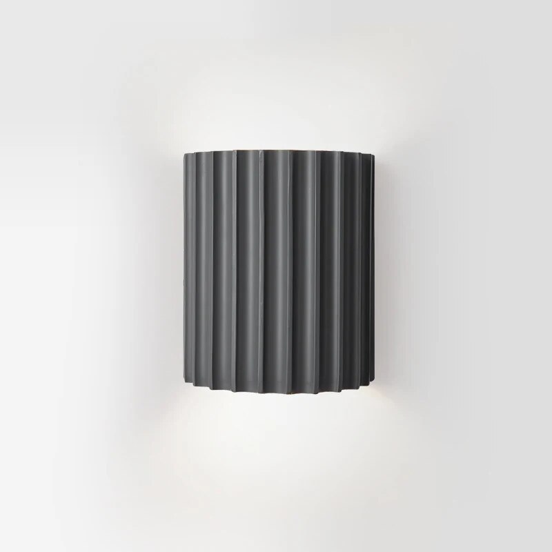 Moderní nástěnná LED lampa se vzhledem dřeva — kompaktní design