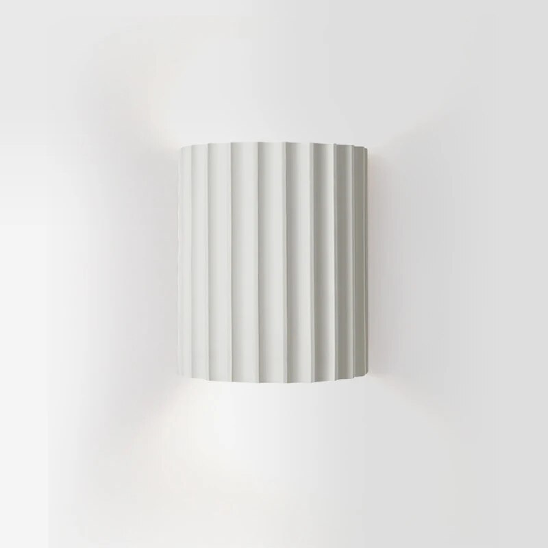 Moderní nástěnná LED lampa se vzhledem dřeva — kompaktní design