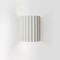 Moderní nástěnná LED lampa se vzhledem dřeva — kompaktní design