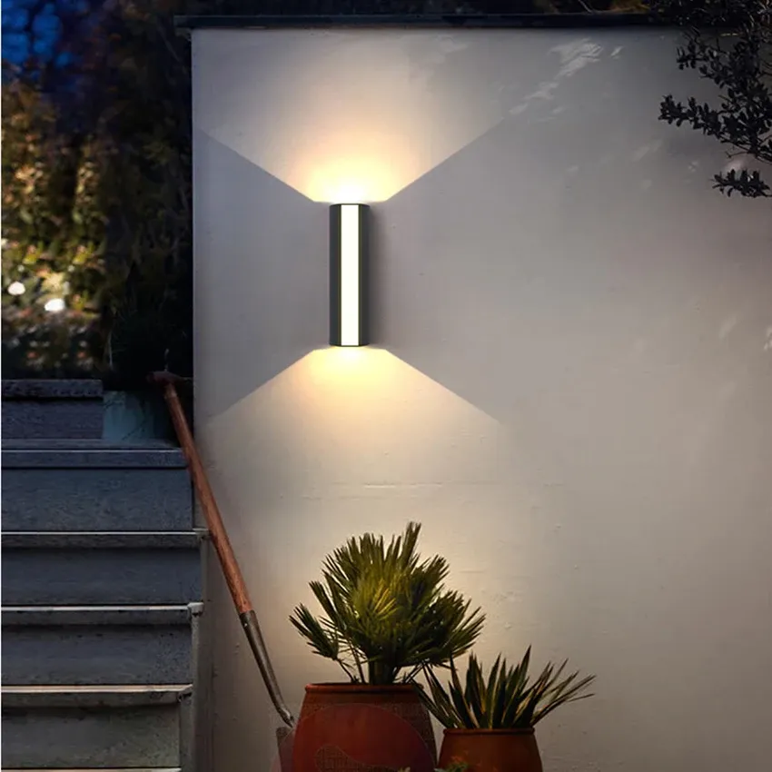 Lampă de perete LED metalică, rezistentă la intemperii — design modern pentru exterior