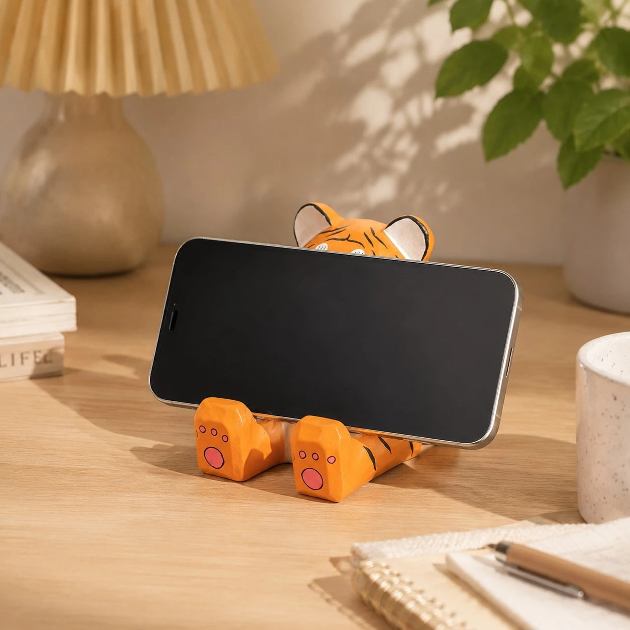 Support de téléphone en bois sculpté à la main représentant un animal | Esilora