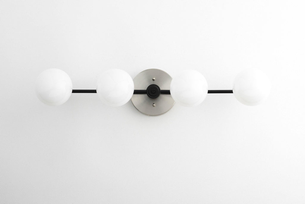 Lampada da parete Glorica Glass in metallo minimalista con barra e globo per toeletta — Lampada a globo da parete per spogliatoio e bagno | Esilora