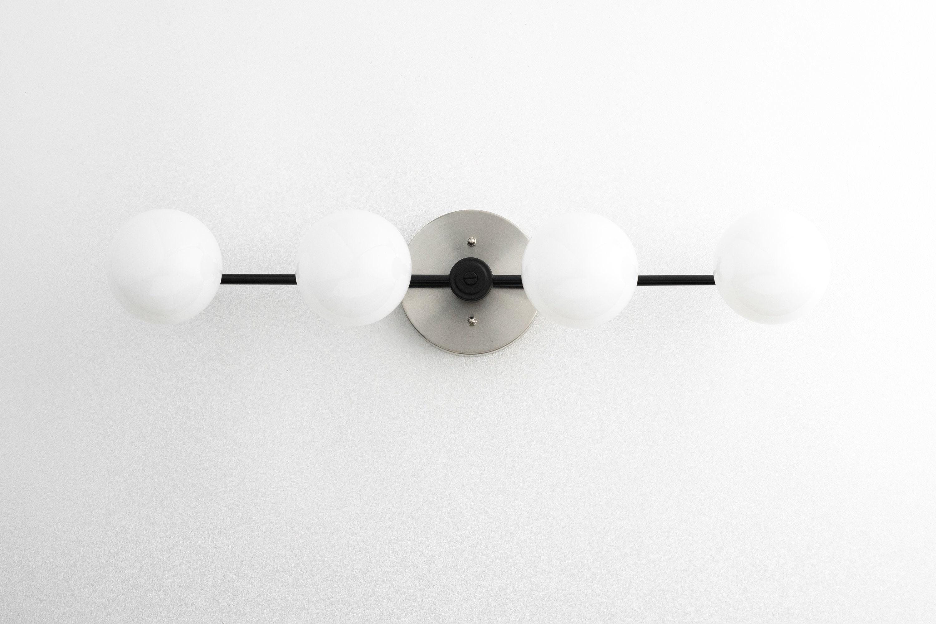 Lampada da parete Glorica Glass in metallo minimalista con barra e globo per toeletta — Lampada a globo da parete per spogliatoio e bagno | Esilora
