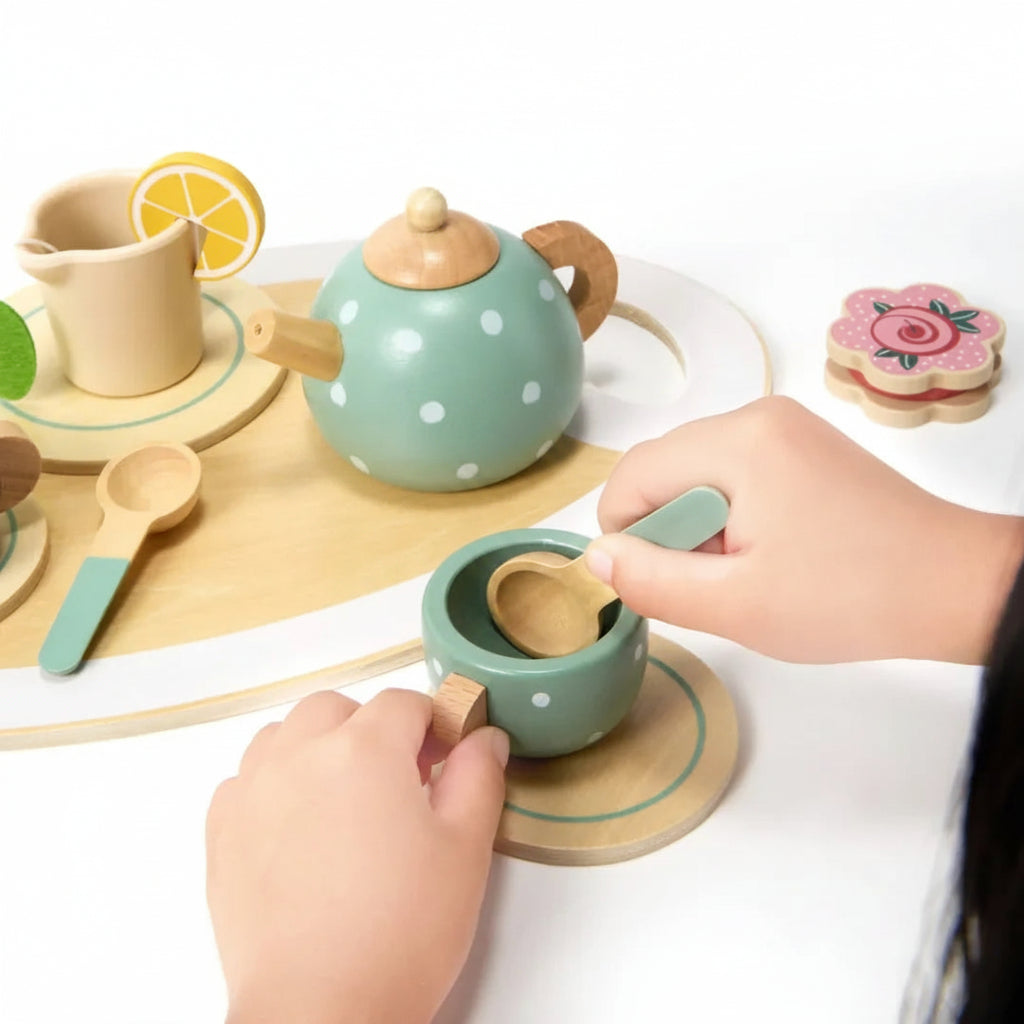 Drewniany zestaw do herbaty dla dzieci — dzbanek, filiżanki i naczynia do serwowania