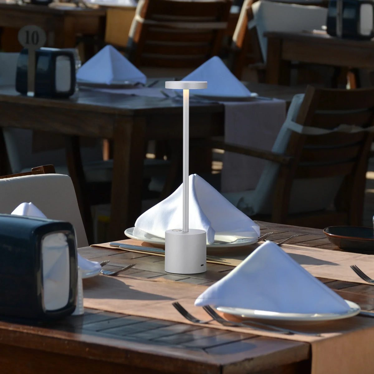 مصباح طاولة LED ذهبي عصري — محمول، قابل لتعتيم الإضاءة باللمس