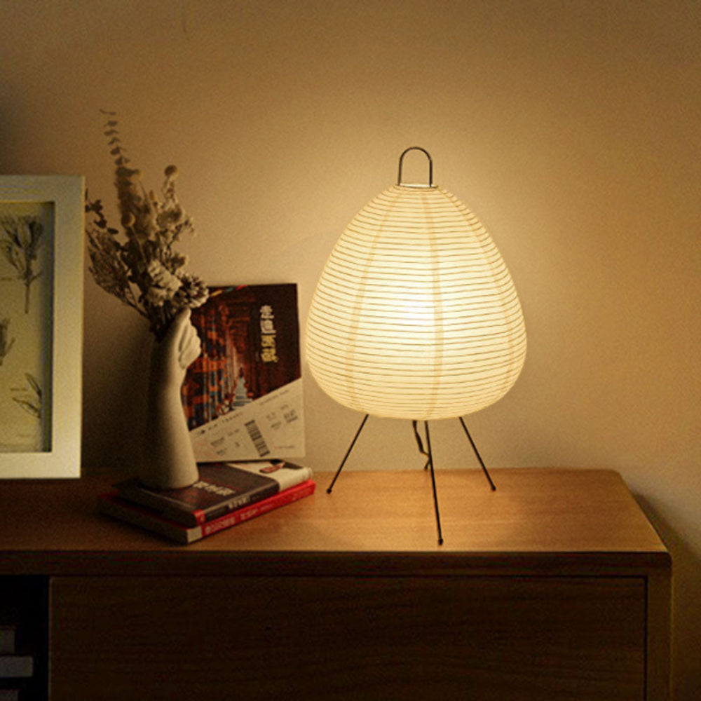 Minimalistická stolní lampa v japonském stylu — železná základna, stínidlo z rýžového papíru
