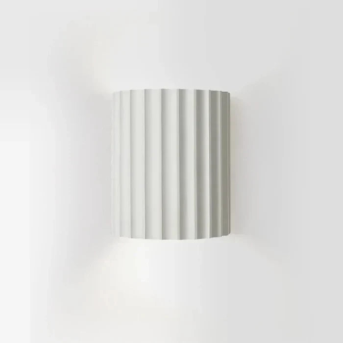 Moderne væglampe i resin - skulpturelt design, 14 x 8 x 16.5cm