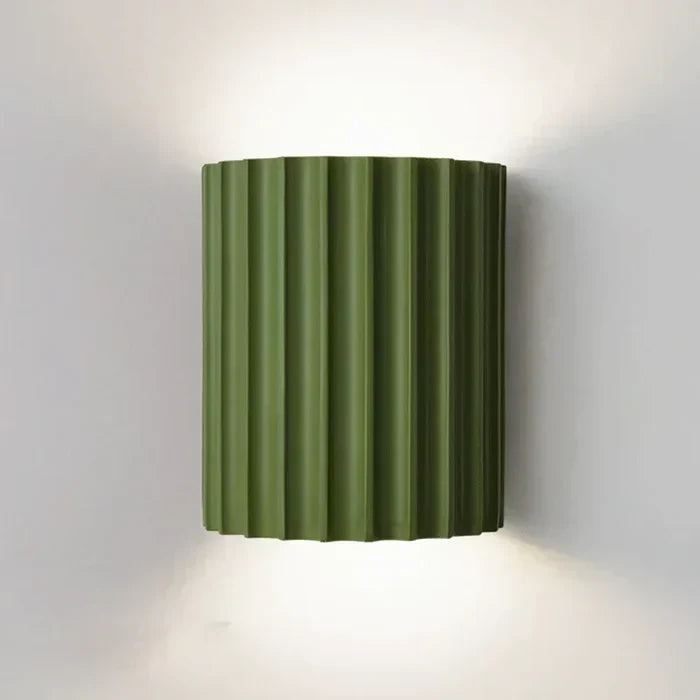 Moderne væglampe i resin - skulpturelt design, 14 x 8 x 16.5cm