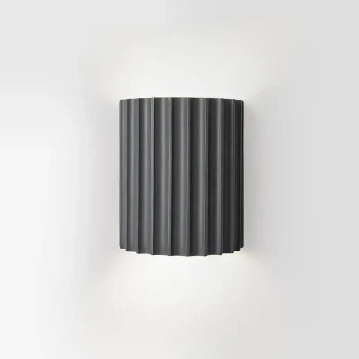 Moderne væglampe i resin - skulpturelt design, 14 x 8 x 16.5cm