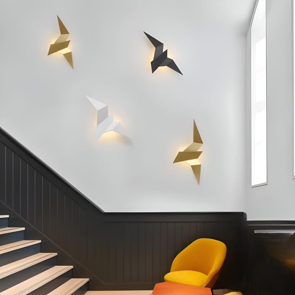 Modern vägglampa i metall — geometrisk origamidesign