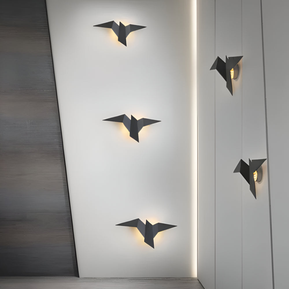Modern vägglampa i metall — geometrisk origamidesign