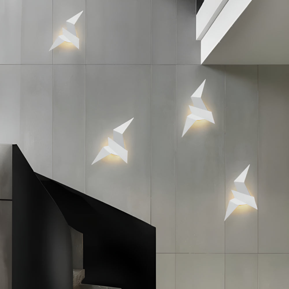 Modern vägglampa i metall — geometrisk origamidesign