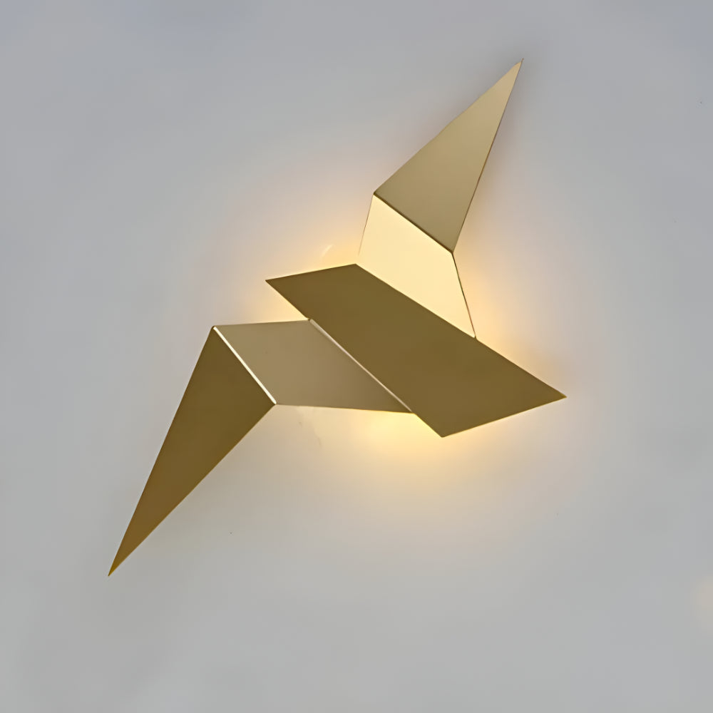 Modern vägglampa i metall — geometrisk origamidesign