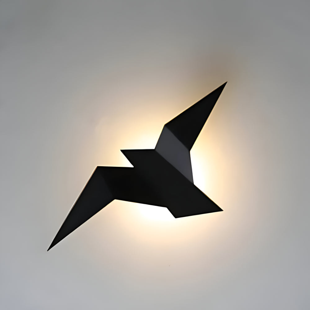 Modern vägglampa i metall — geometrisk origamidesign
