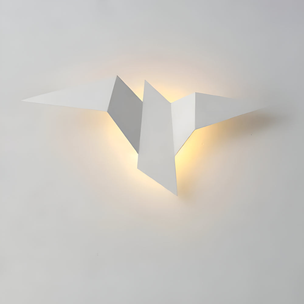 Modern vägglampa i metall — geometrisk origamidesign
