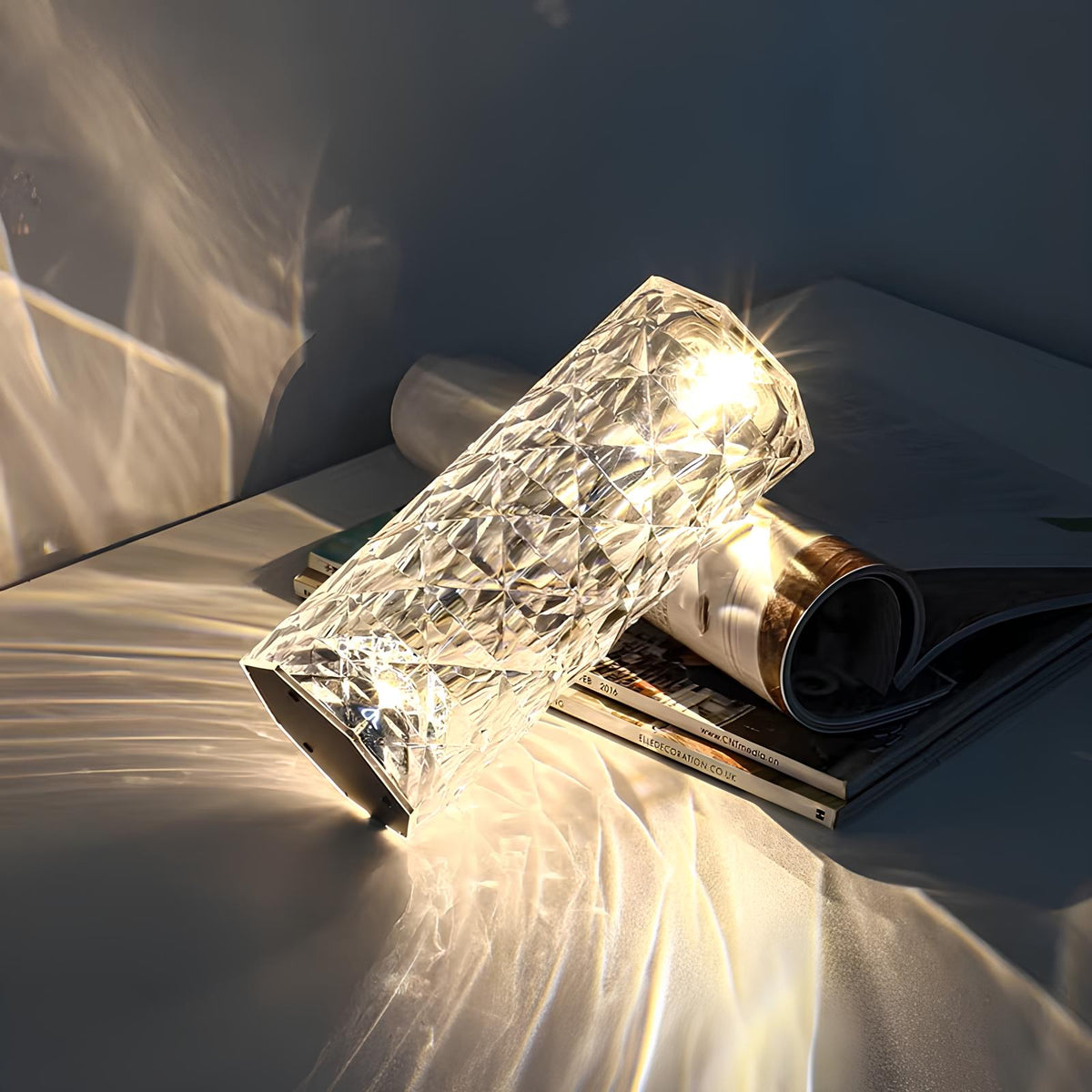 Lámpara de mesa Aurora Crystal — LED regulable y recargable, 16 colores