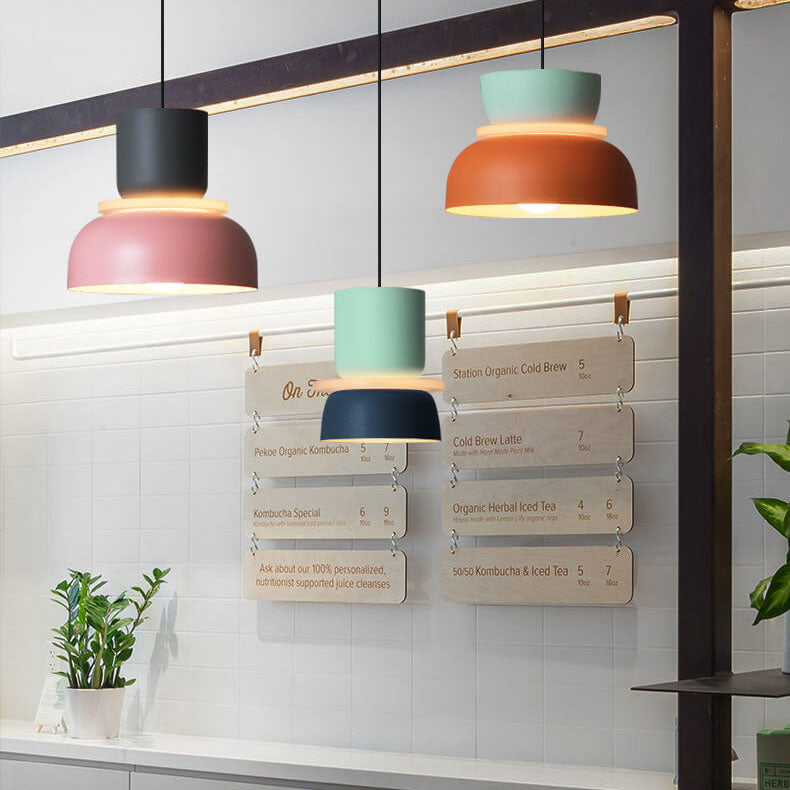 Pendellampe i skandinavisk design — farverig loftlampe i metal
