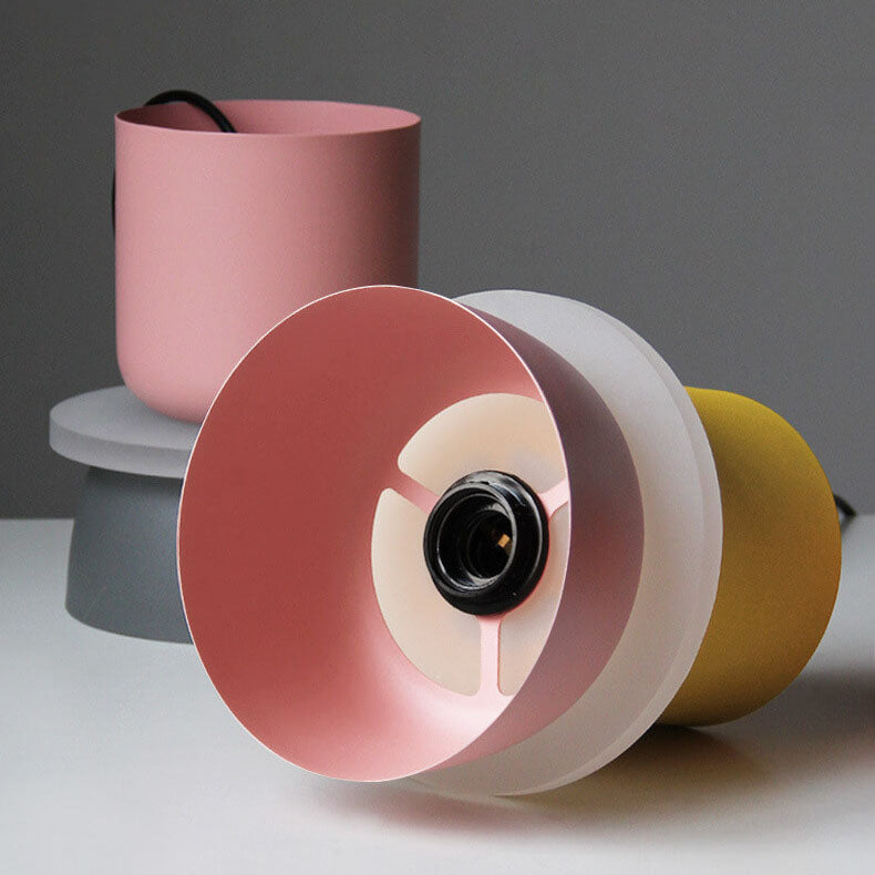 Pendellampe i skandinavisk design — farverig loftlampe i metal