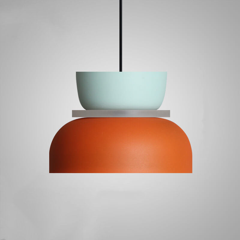 Pendellampe i skandinavisk design — farverig loftlampe i metal