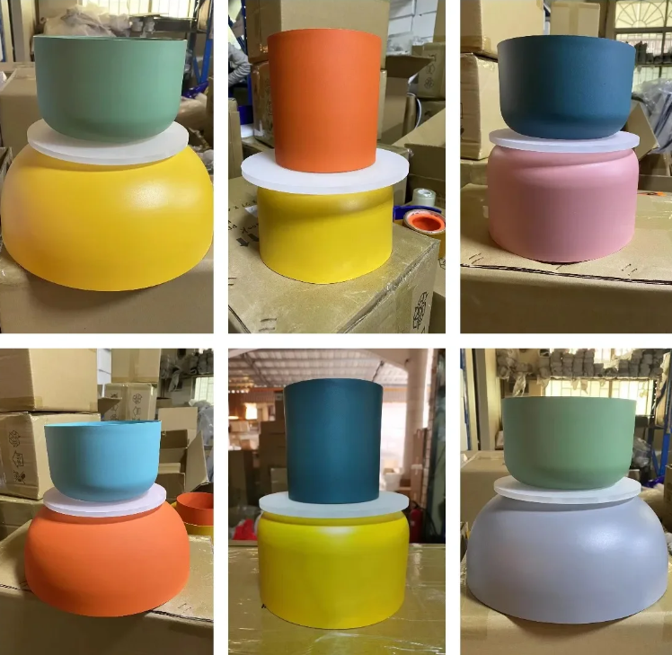 Pendellampe i skandinavisk design — farverig loftlampe i metal