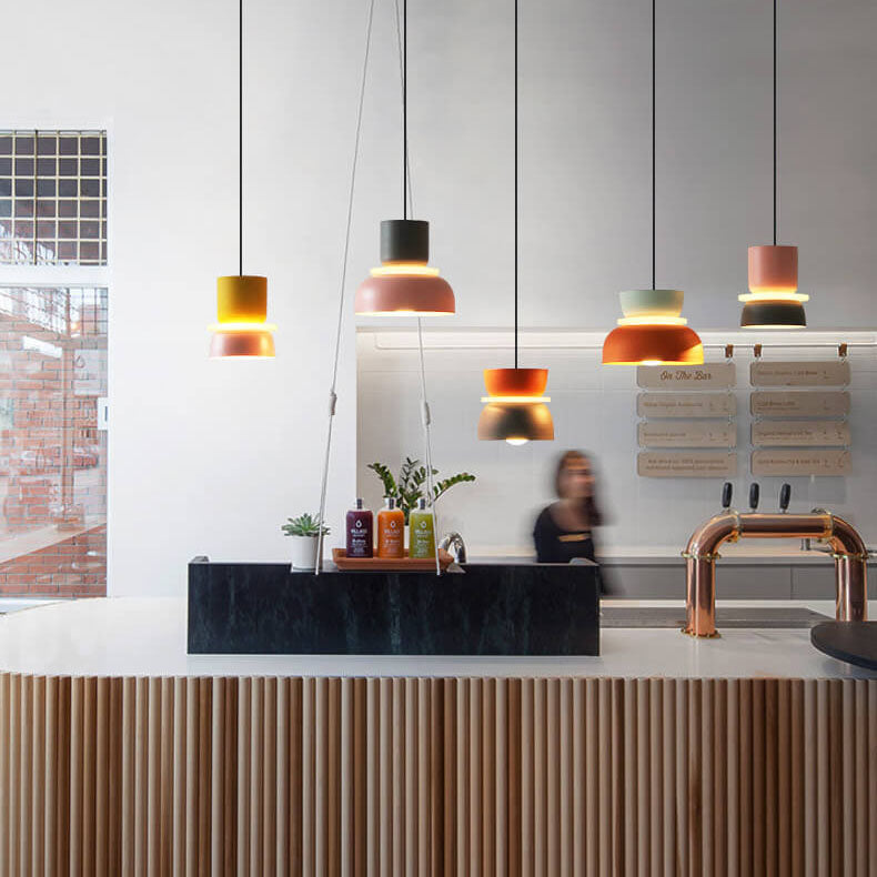 Pendellampe i skandinavisk design — farverig loftlampe i metal