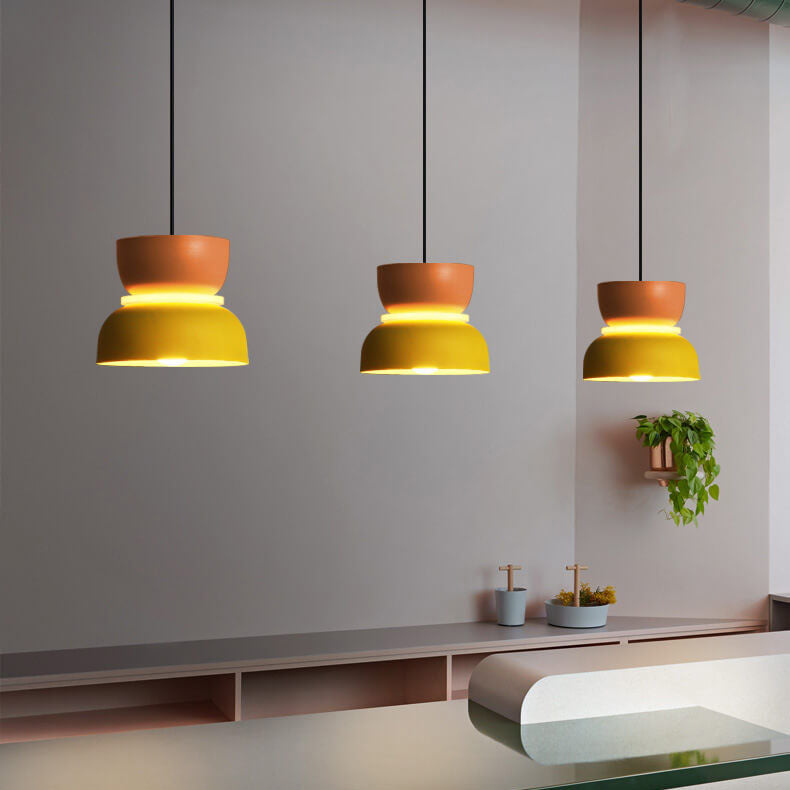 Pendellampe i skandinavisk design — farverig loftlampe i metal