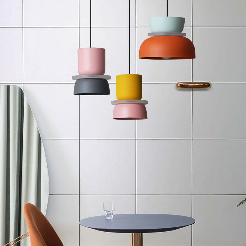 Pendellampe i skandinavisk design — farverig loftlampe i metal