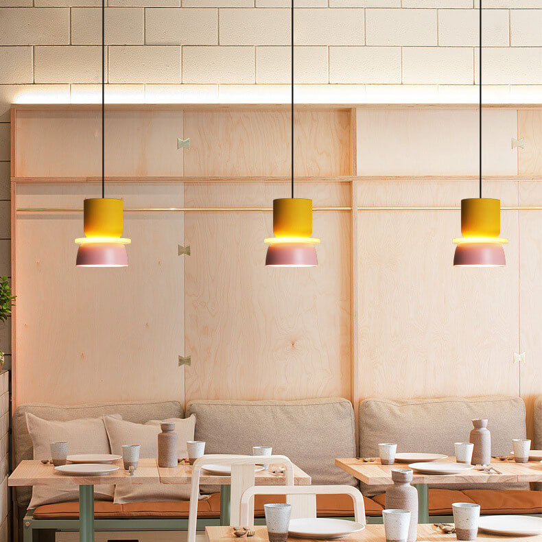 Pendellampe i skandinavisk design — farverig loftlampe i metal