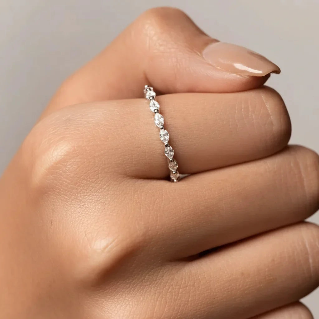 Bague empilable en argent 925 avec zircon cubique - détail en or rhodium