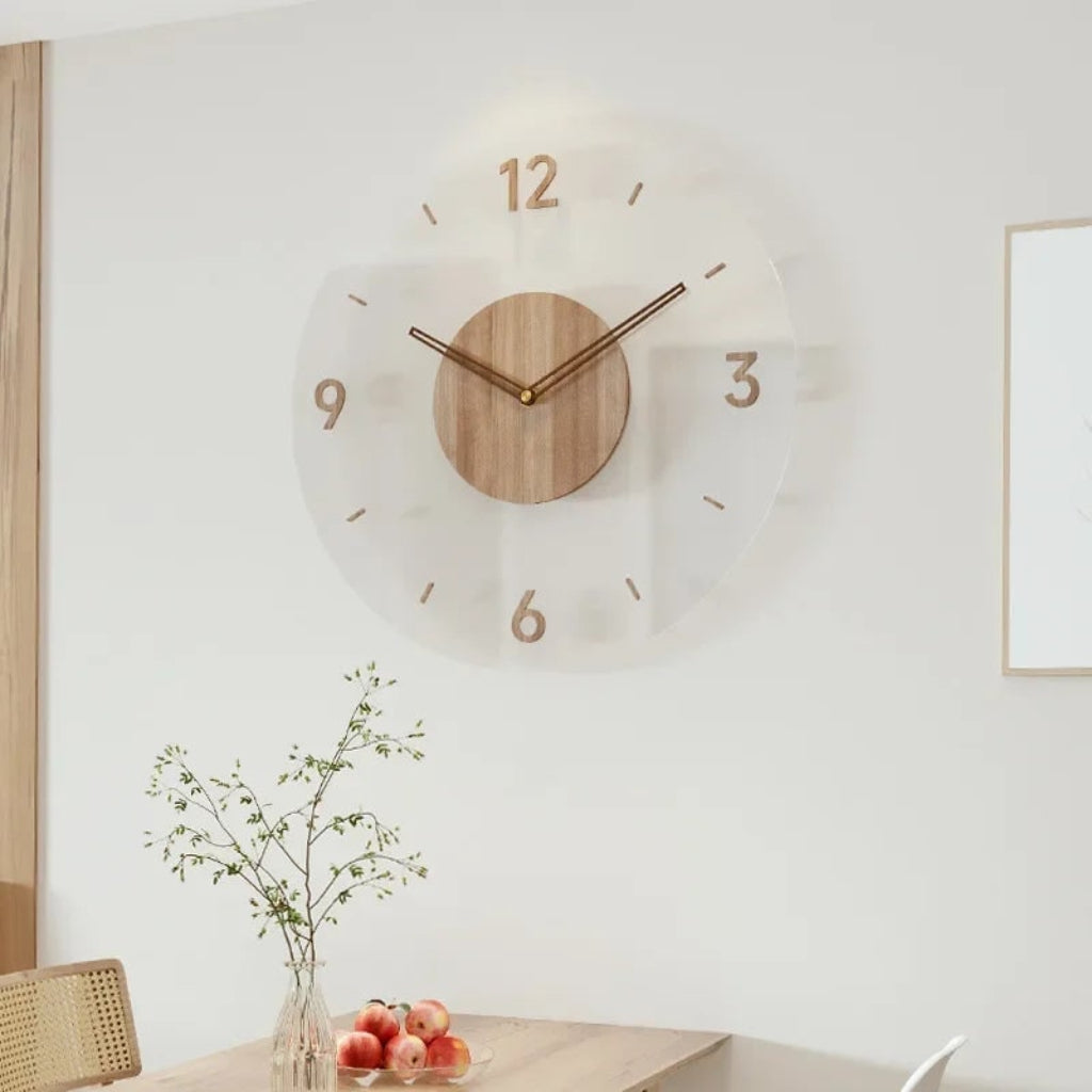 Moderne houten wandklok — minimalistisch ontwerp, stil kwartsuurwerk met vloeiende secondewijzer