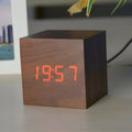 Ceas de masă digital minimalist din lemn - design cubic modern