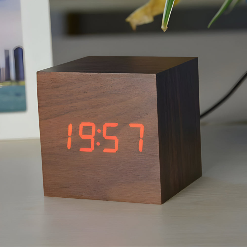 Ceas de masă digital minimalist din lemn - design cubic modern