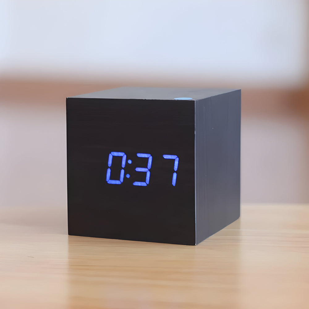 Ceas de masă digital minimalist din lemn - design cubic modern