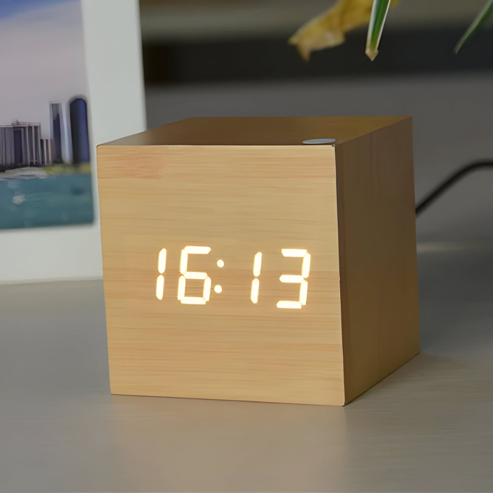 Ceas de masă digital minimalist din lemn - design cubic modern