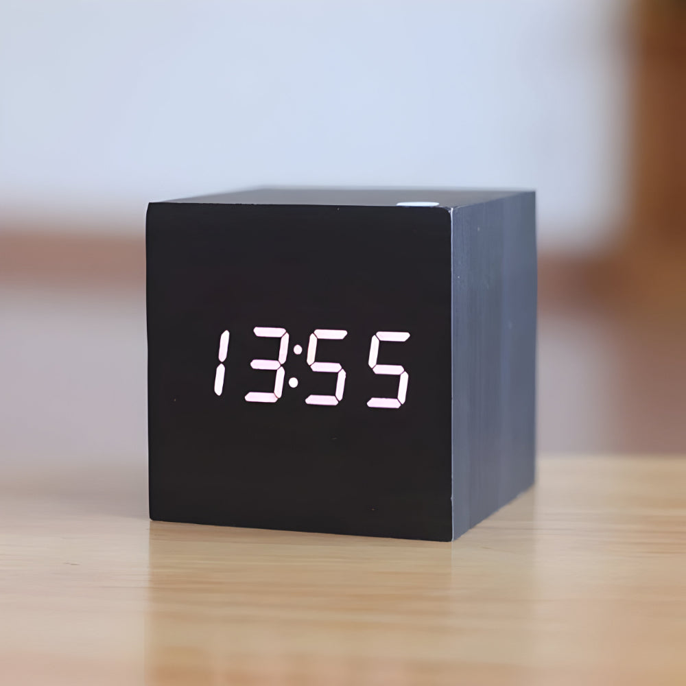 Ceas de masă digital minimalist din lemn - design cubic modern