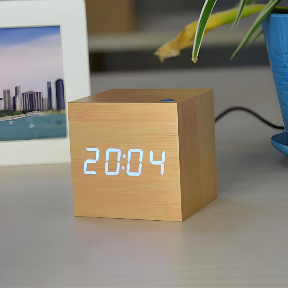 Ceas de masă digital minimalist din lemn - design cubic modern